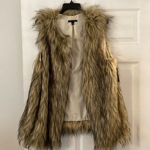 Signature Studio Faux Fur size L brand new with tags length 28” bust 40/42”